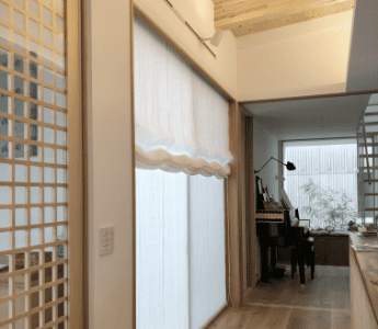 天井付けプレーンシェード・窓枠内付けポール通しスタイルの画像1