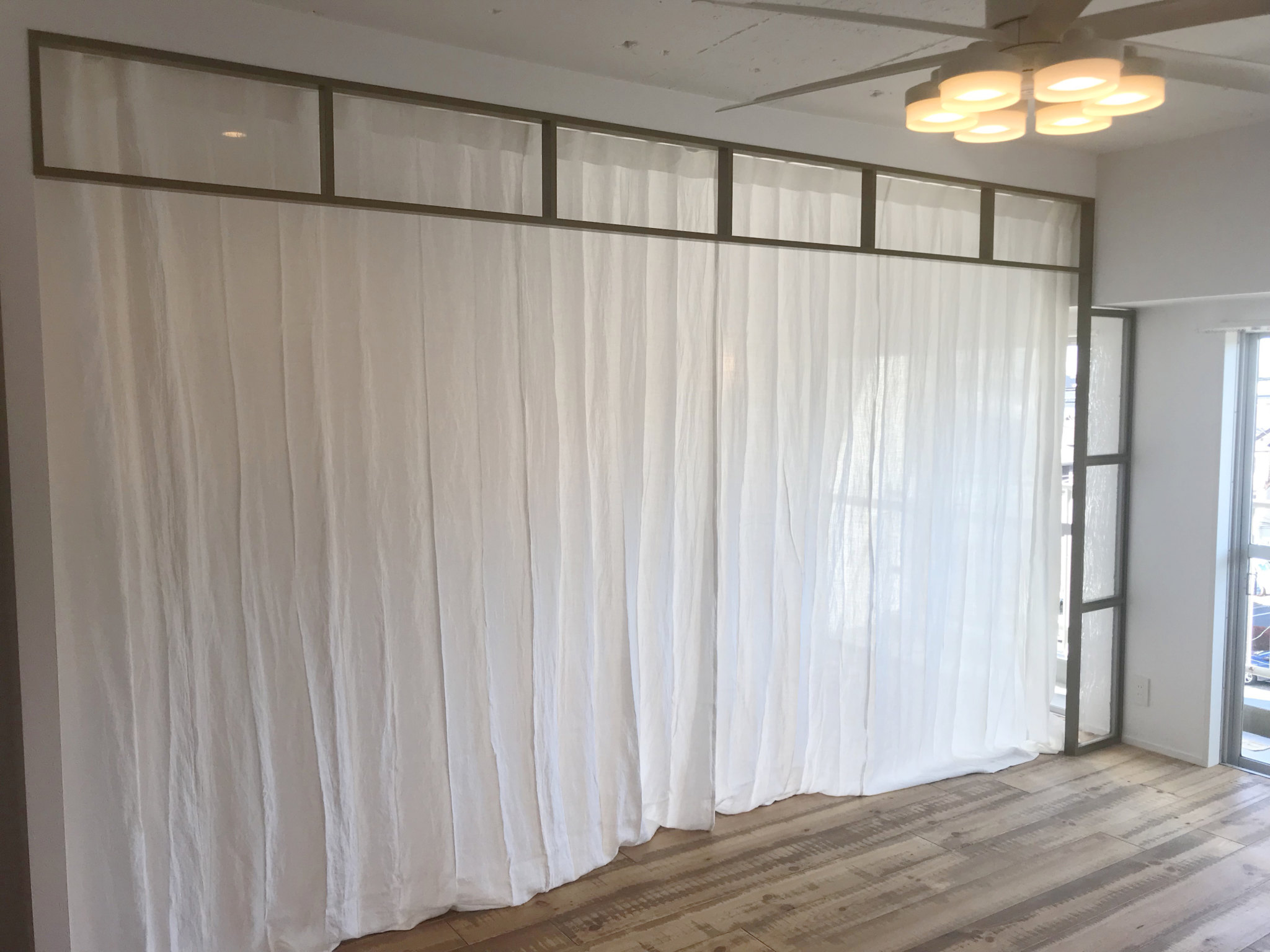 東京都新宿区 リノベーション空間と相性のいいリネンカーテン リネンカーテン トレジュール 麻や綿のオーダーカーテン