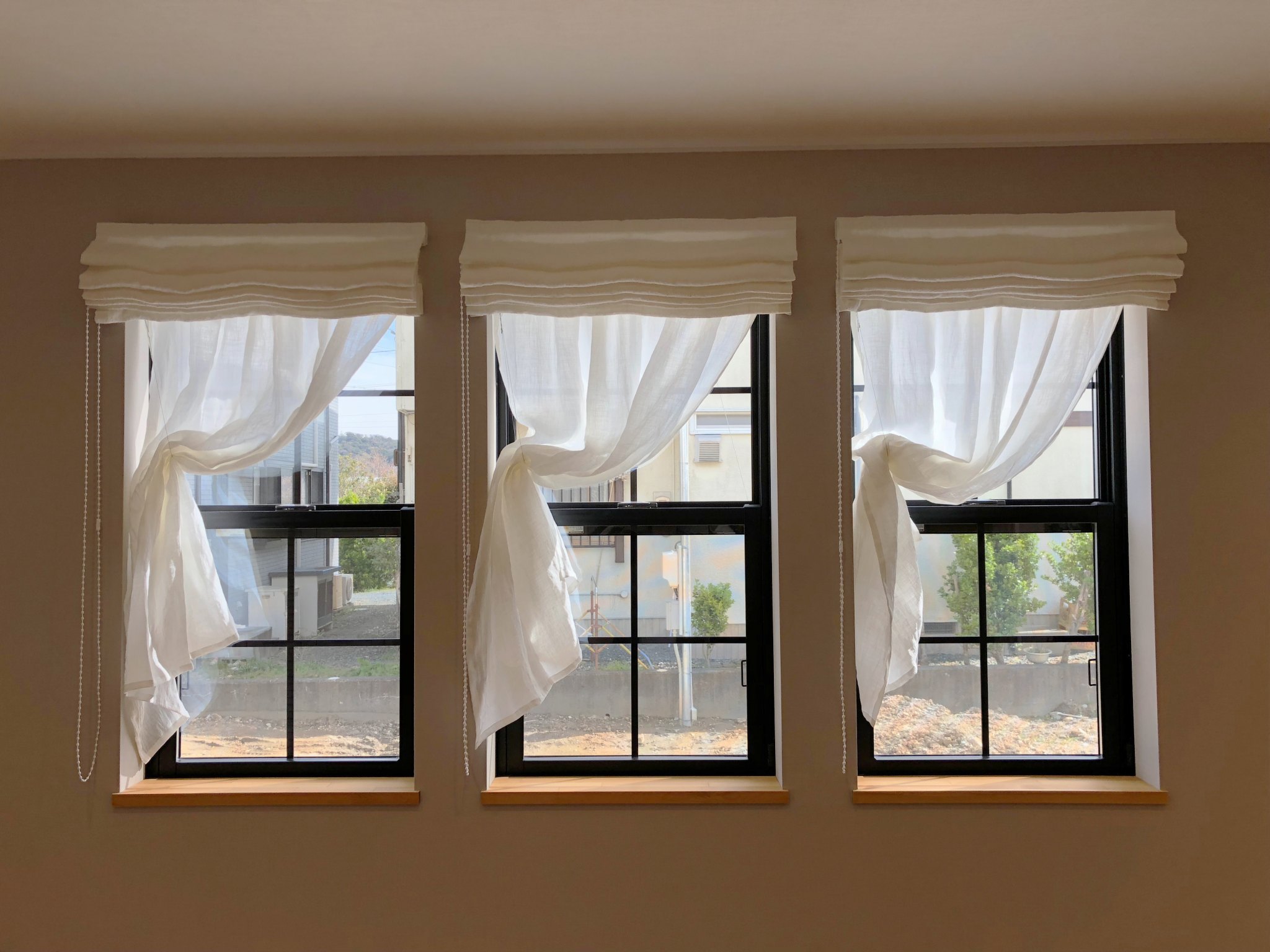 [静岡県掛川市] 3連窓を彩るリネンのシェードとカーテン | リネンカーテン | トレジュール | 麻や綿のオーダーカーテン